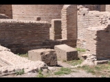 08564 ostia - regio v - insula vii - domus dei capitelli di stucco (v,vii,4-5) - raum 5 - li seite - hinterer bereich re - bli ri nordosten - 06-2022.jpg